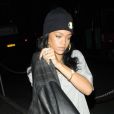 Rihanna enfile sa veste Carhartt + A.P.C. en sortant d'un studio à Londres. Le 20 juin 2012.