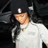 Rihanna, stylée et sexy à Londres, porte un t-shirt House Of Ladosha, un mini-short bandana et des baskets Giuseppe Zanotti. Le 20 juin 2012.