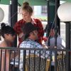 Miley Cyrus, dans un restaurant de Los Angeles, avec sa famille, le mercredi 20 juin 2012.