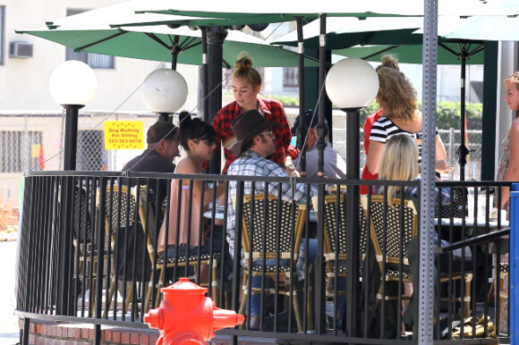 Miley Cyrus, dans un restaurant de Los Angeles, avec sa famille, le mercredi 20 juin 2012.