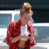 Miley Cyrus, dans un restaurant de Los Angeles, avec sa famille, le mercredi 20 juin 2012.