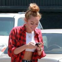 Miley Cyrus, greffée à son portable pour ses retrouvailles familiales... Sympa !