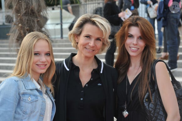 Nathalie Rihouet et ses filles assistent à la soirée d'ouverture de la Fête des Tuileries, à Paris, le vendredi 22 juin 2012.