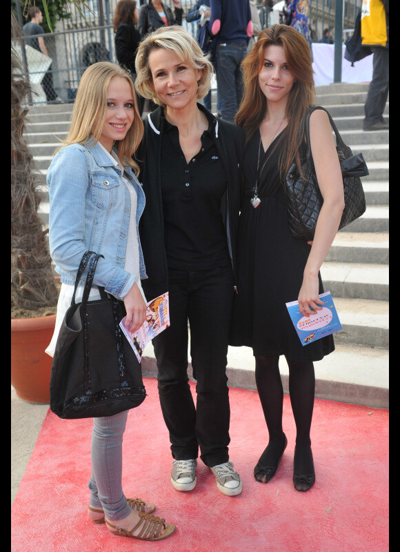 Nathalie Rihouet et ses filles assistent à la soirée d'ouverture de la Fête des Tuileries, à Paris, le vendredi 22 juin 2012.