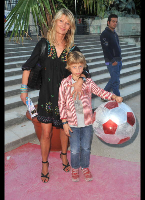 Isabelle Camus et son fils assistent à la soirée d'ouverture de la Fête des Tuileries, à Paris, le vendredi 22 juin 2012.
