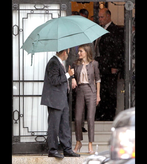 Letizia d'Espagne sous la pluie à New York le 22 juin 2012