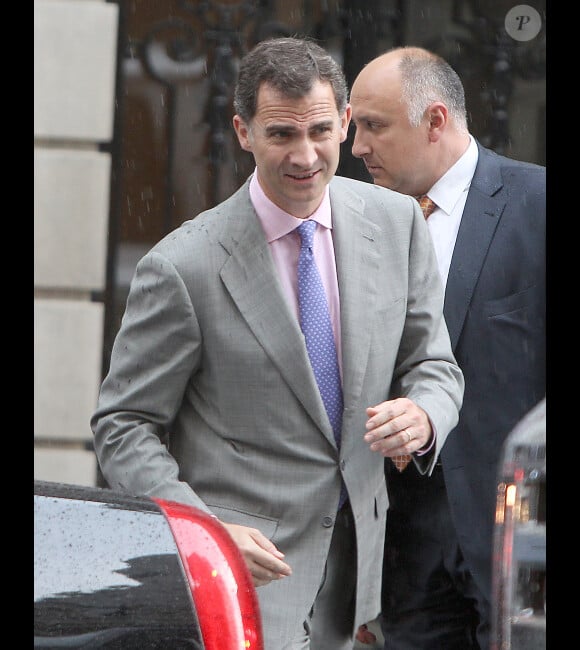 Felipe d'Espagne à New York sous la pluie le 22 juin 2012