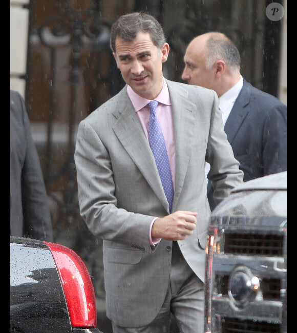 Felipe d'Espagne à New York sous la pluie le 22 juin 2012