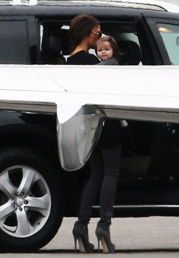 Victoria Beckham, toujours sa fille dans le bras, ne la quitte pas. Aéroport de Van Nuys, Los Angeles. Le 15 juin 2012.