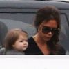 Jamais sans ma fille ! Victoria Beckham emmène Harper au Canada avec elle en jet privé pour aller présenter sa nouvelle collection à Vancouver. Aéroport de Van Nuys, Los Angeles. Le 15 juin 2012.