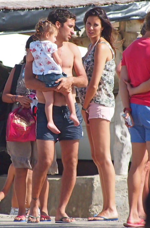 Raúl, sa femme Mamen Sanz et leur petite dernière Maria en vacances sur la petite île de Formentera dans l'archipel des Baléares le 15 juin 2012