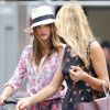 Miranda Kerr a profité d'une belle journée pour se balader avec une amie et son Flynn à New York le 24 juin 2012
