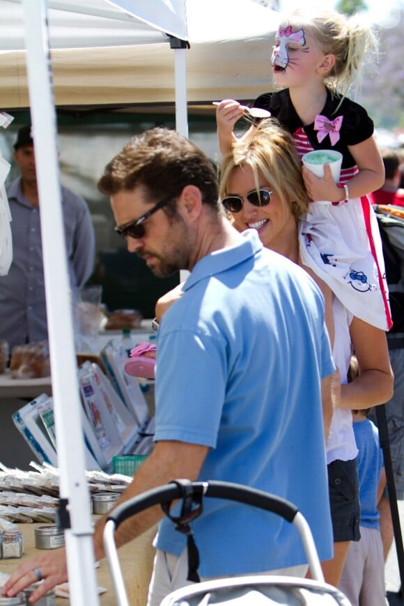 Jason Priestley, sa femme Naomi et leur fille Ava au Farmers Market de Los Angeles, le 24 juin 2012.