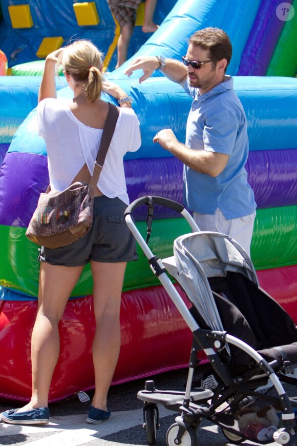 Jason Priestley et sa femme Naomi au Farmers Market de Los Angeles, le 24 juin 2012.