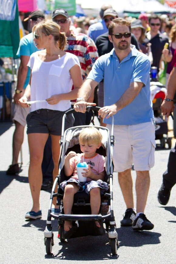Jason Priestley, sa femme Naomi et leur fils Dashiell au Farmers Market de Los Angeles, le 24 juin 2012.