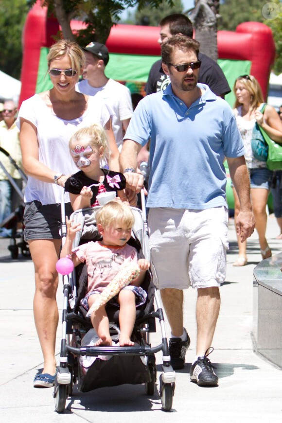 Jason Priestley, sa femme Naomi et leurs enfants Ava et Dashiell au Farmers Market de Los Angeles, le 24 juin 2012.