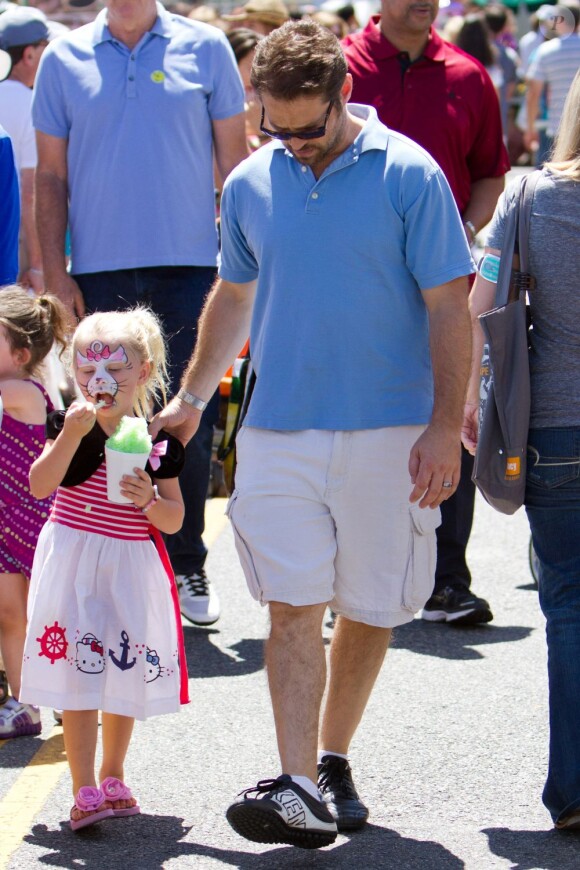 Jason Priestley et sa fille Ava au Farmers Market de Los Angeles, le 24 juin 2012.