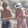 James Bunt et sa petite amie sur un bateau près d'Ibiza, le 24 juin 2012.