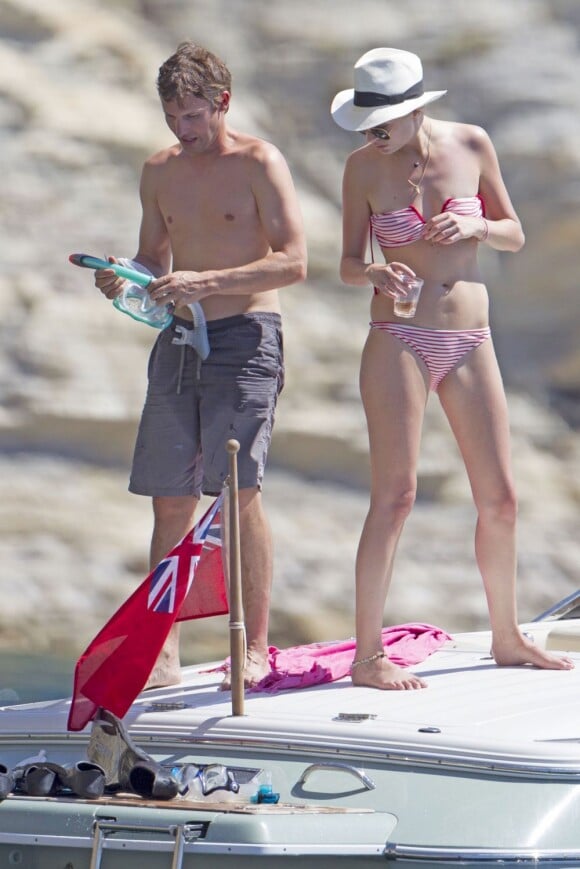 James Bunt et sa petite amie sur un bateau près d'Ibiza, le 24 juin 2012.