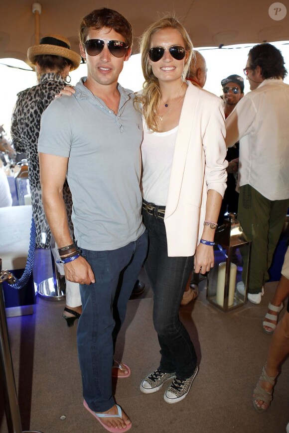 James Bunt et sa petite amie assistent à une compétition de polo sur la plage, Ibiza, le 24 juin 2012.