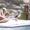 James Bunt, sa petite amie et Jodie Kidd sur un bateau près d'Ibiza, le 24 juin 2012.