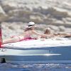 James Bunt, sa petite amie et Jodie Kidd sur un bateau près d'Ibiza, le 24 juin 2012.