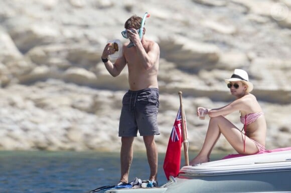 James Bunt, sa petite amie et Jodie Kidd sur un bateau près d'Ibiza, le 24 juin 2012.