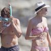 James Bunt et sa petite amie sur un bateau (près d'Ibiza, 24 juin 2012).