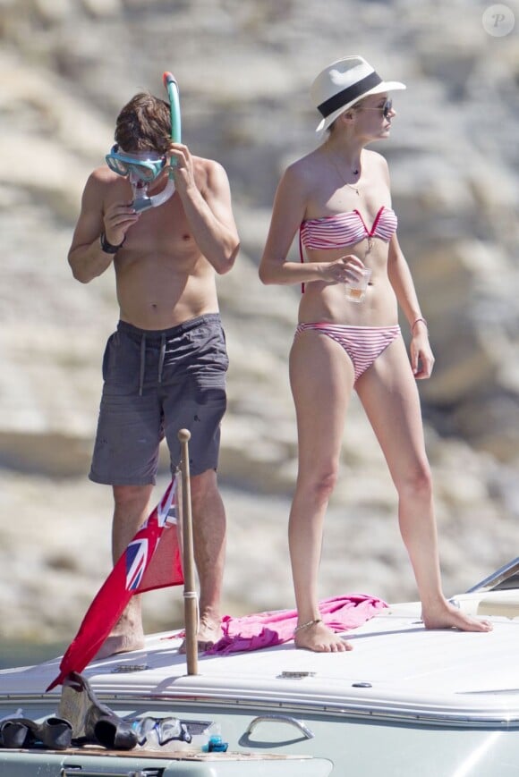 James Bunt et sa petite amie sur un bateau (près d'Ibiza, 24 juin 2012).