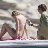 James Bunt et sa petite amie sur un bateau à Ibiza, le 24 juin 2012.
