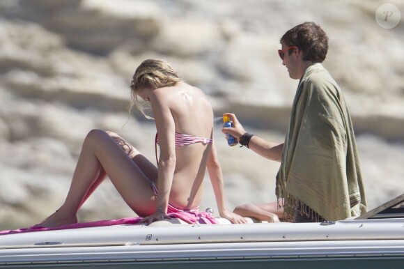 James Bunt et sa petite amie sur un bateau à Ibiza, le 24 juin 2012.