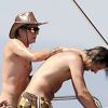 Kimi Räikkonen sur un yacht au large d'Ibiza, le lundi 25 juin 2012, en compagnie de quelques amis.