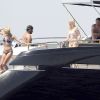 Kimi Räikkonen sur un yacht au large d'Ibiza, le lundi 25 juin 2012, en compagnie de quelques amis.