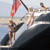 Kimi Räikkonen sur un yacht au large d'Ibiza, le lundi 25 juin 2012, en compagnie de quelques amis.