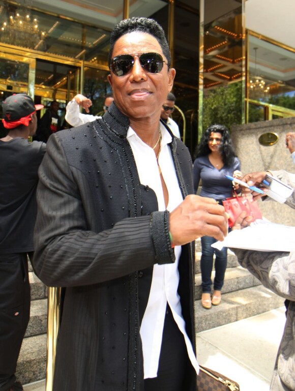 Jermaine Jackson signe des autographes à la sortie de son hôtel à New York le 26 juin 2012