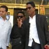 Dignes, Tito et Jermaine Jackson signent des autographes à la sortie de leur hôtel à New York le 26 juin 2012