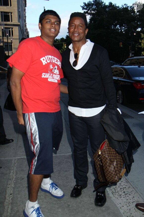 Tito et Jermaine Jackson signent des autographes à la sortie de leur hôtel à New York le 26 juin 2012