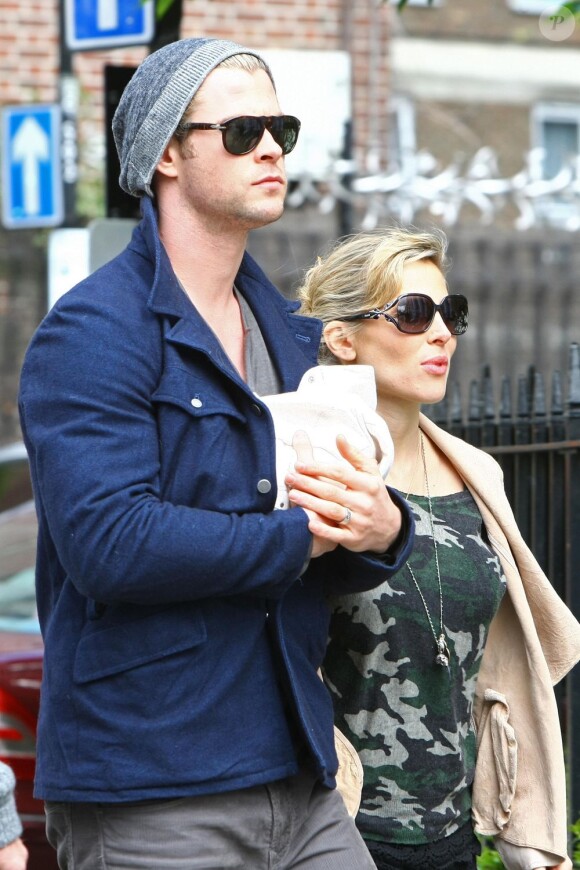Chris Hemsworth et sa femme Elsa Pataky avec leur fille India à Londres le 16 mai 2012