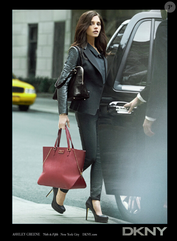 Ashley Greene pose devant l'objectif de Peter Lindbergh pour la campagne automne 2012 de DKNY.