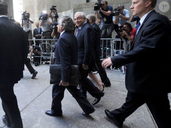Anne Sinclair et Dominique Strauss-Kahn quittent le tribunal de Mahattan à New York, le 23 août 2011.