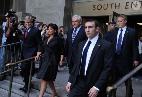 Anne Sinclair et Dominique Strauss-Kahn quittent le tribunal de Mahattan à New York, le 23 août 2011.