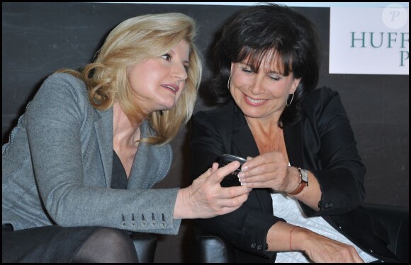 Anne Sinclair et Arianna Huffington au lancement de la version française du Huffington Post, à PAris, le 23 janvier 2012.