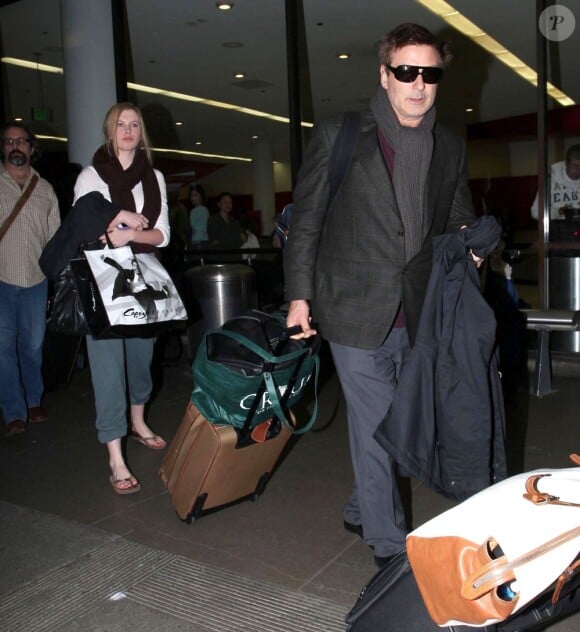 Alec Baldwin et sa fille Ireland le 28 janvier 2012 à l'aéroport de Los Angeles