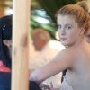 Radieuse, Ireland Baldwin parle avec Hilaria Thomas la future femme d'Alec Baldwin le 27 juin 2012 à New York