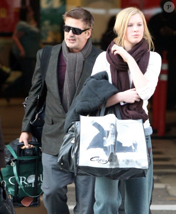 Alec Baldwin et sa fille Ireland le 28 janvier 2012 à l'aéroport de Los Angeles