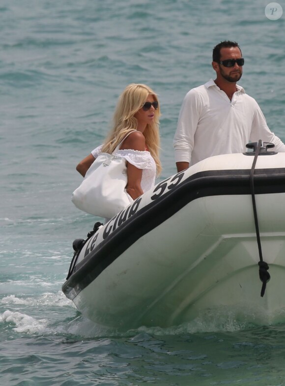 Victoria Silvstedt arrive sur la plage de Saint-Tropez à bord d'un petit zodiac, le 29 juin 2012.