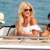 Victoria Silvstedt débarque à Saint-Tropez, le 29 juin 2012.