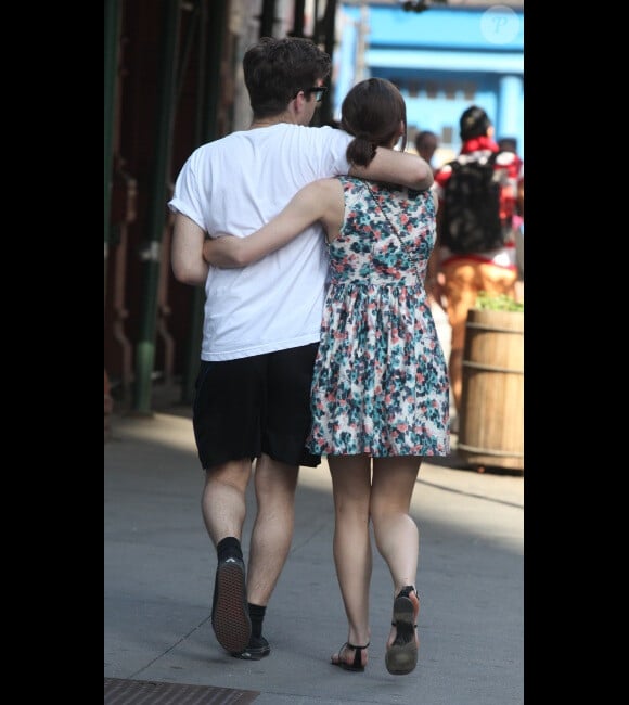 Keira Knightley et son fiancé James Righton, de dos, à New York le 1er juillet 2012