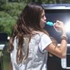 Selena Gomez savoure une glace, à Los Angeles, le samedi 30 juin 2012.