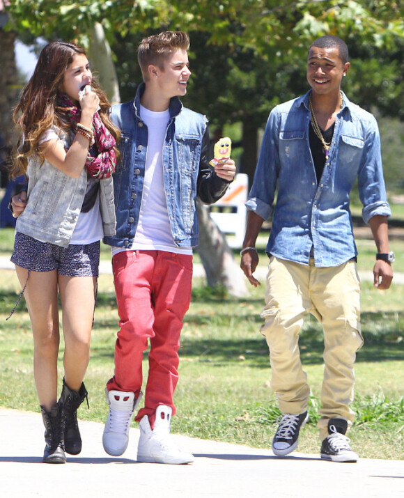 Justin Bieber, Selena Gomez et l'un de leurs amis à Los Angeles, le samedi 30 juin 2012.